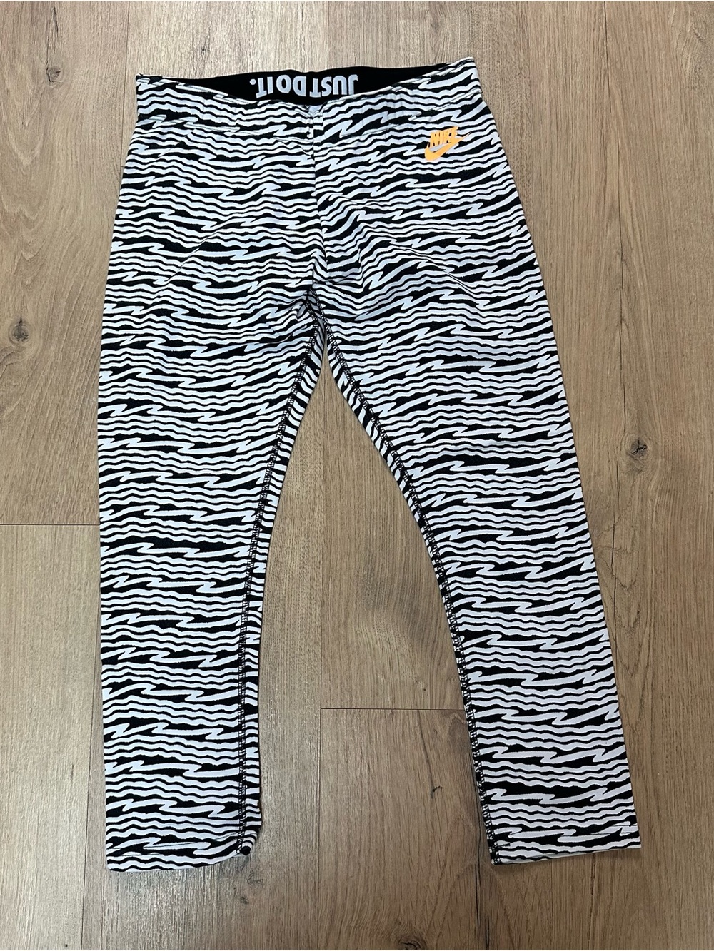 NIKE - WOMEN'S CAPRI PANTS - SIZE MEDIUM